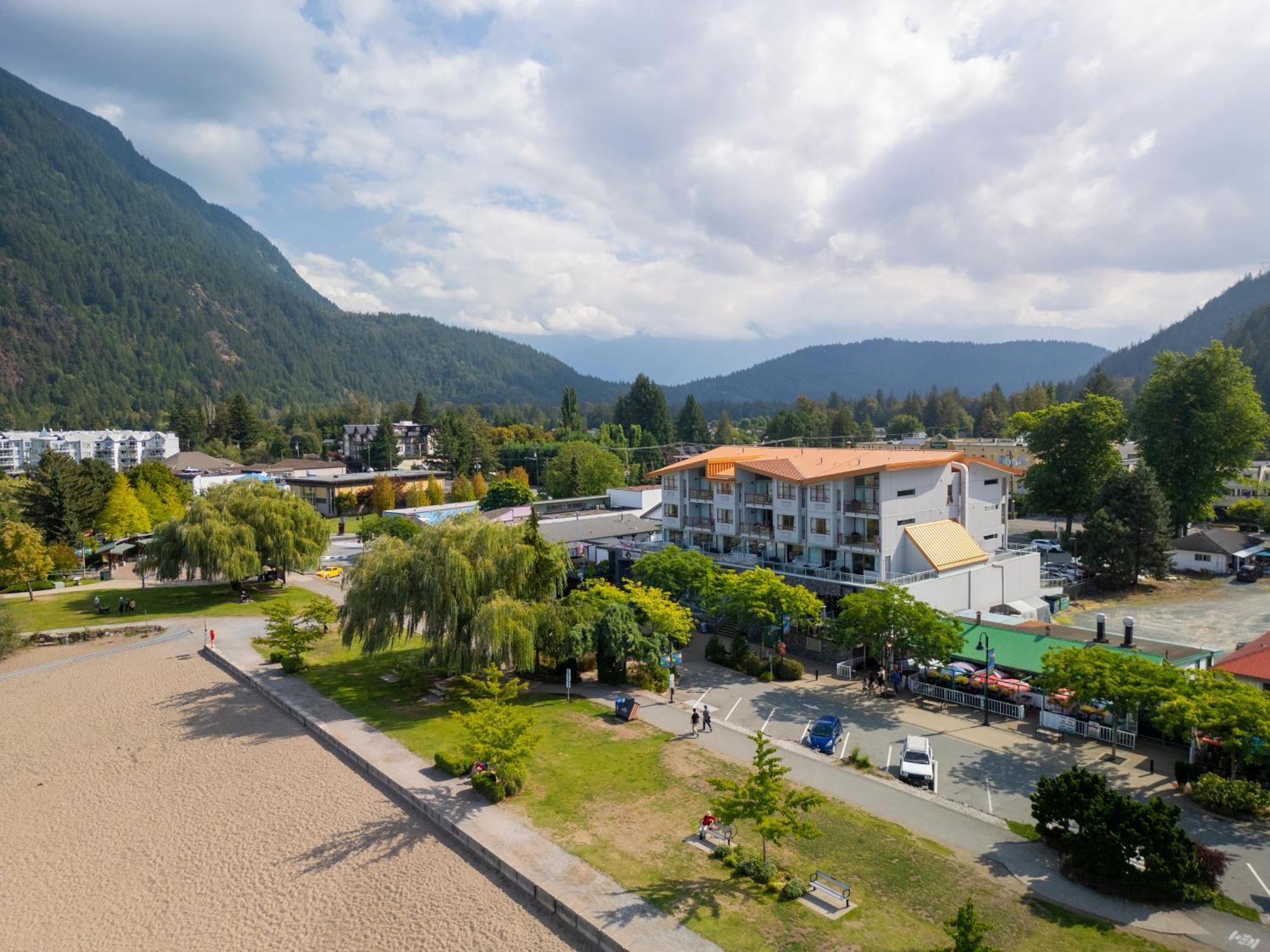 Harrison Beach Hotel Harrison Hot Springs Eksteriør billede